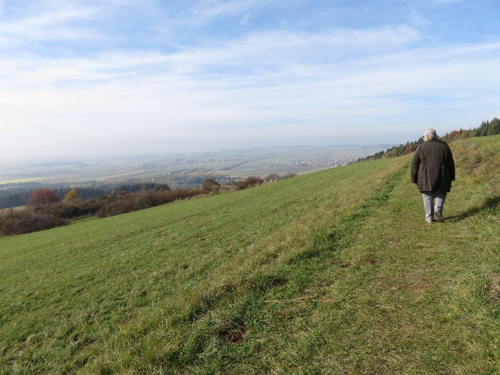 Wanderer am Hang mit Aussicht