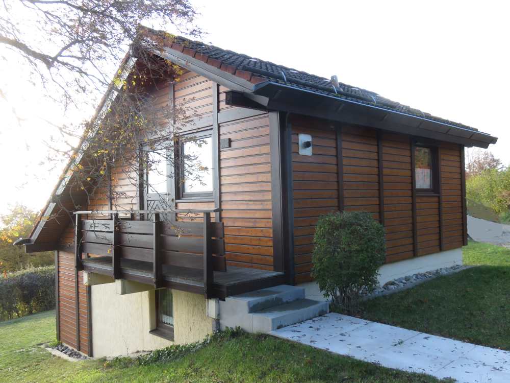 Außenansicht eines alleinstehenden Hauses Manitou mit Zugang zur oberen Ebene