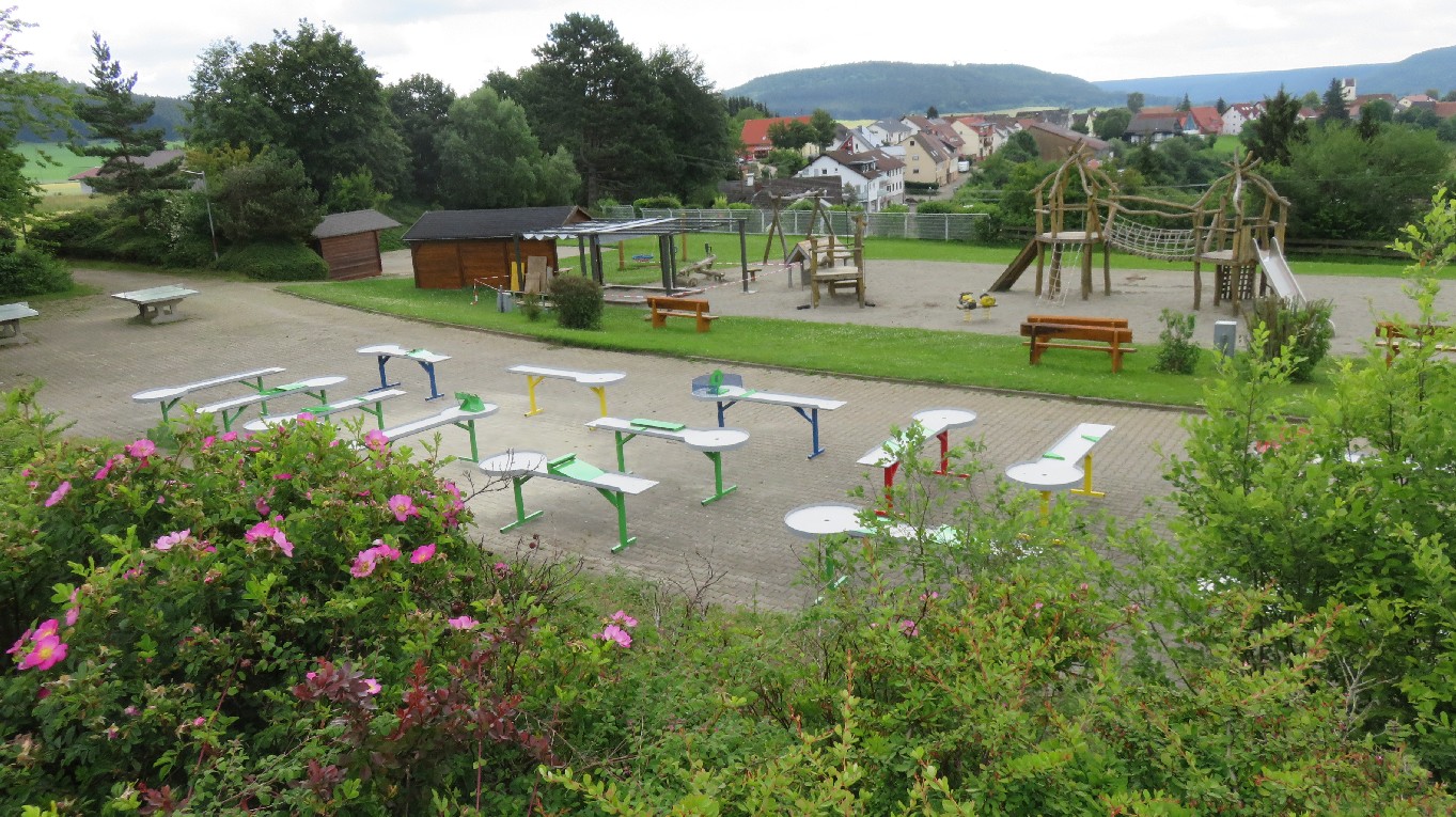 Pit-Pat-Anlage mit Spielplatz und Ortschaft Öfingen im Hintergrund