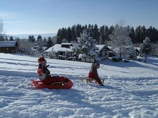 Zei Kinder beim Rodeln
